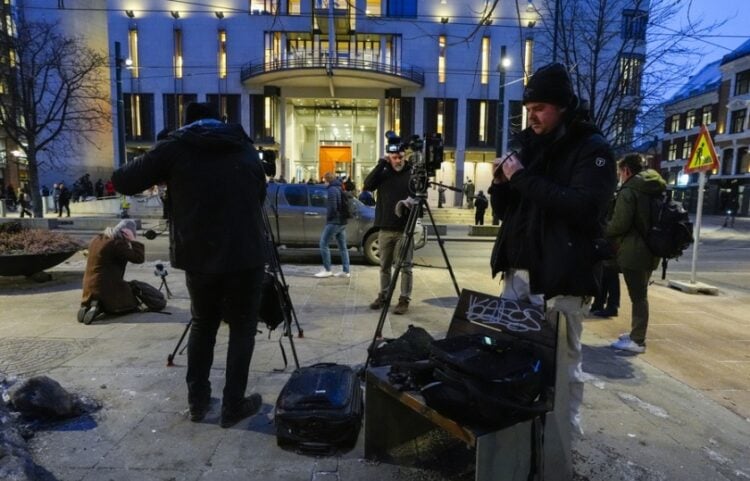 Μέλη τηλεοπτικών συνεργείων έχουν στηθεί έξω από το δικαστικό μέγαρο του Όσλο για την έναρξη της δίκης του Μάριους Μποργκ Χόιμπι, γιου της πριγκίπισσας διαδόχου Μέτε-Μάριτ (φωτ.: . EPA/Lise Aserud)