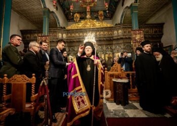 Ο Οικουμενικός Πατριάρχης Βαρθολομαίος ευλογεί τους πιστούς στον ιστορικό ναό της Υπαπαντής (φωτ.: romfea.gr)