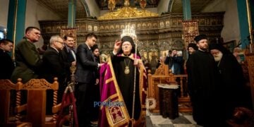 Ο Οικουμενικός Πατριάρχης Βαρθολομαίος ευλογεί τους πιστούς στον ιστορικό ναό της Υπαπαντής (φωτ.: romfea.gr)