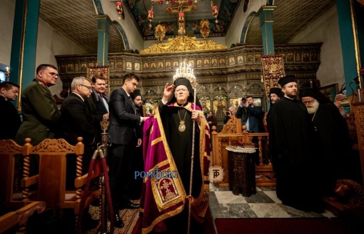 Ο Οικουμενικός Πατριάρχης Βαρθολομαίος ευλογεί τους πιστούς στον ιστορικό ναό της Υπαπαντής (φωτ.: romfea.gr)