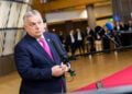 Ο πρωθυπουργός της Ουγγαρίας Βίκτορ Όρμπαν κάνει δηλώσεις σε δημοσιογράφους κατά την άφιξή του στη Σύνοδο Κορυφής του Δεκεμβρίου του 2025 (φωτ.: European Union)