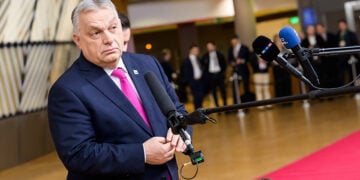 Ο πρωθυπουργός της Ουγγαρίας Βίκτορ Όρμπαν κάνει δηλώσεις σε δημοσιογράφους κατά την άφιξή του στη Σύνοδο Κορυφής του Δεκεμβρίου του 2025 (φωτ.: European Union)