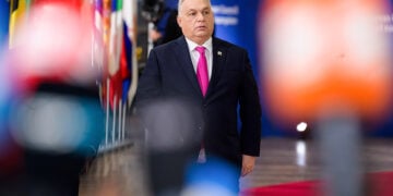 Ο πρωθυπουργός της Ουγγαρίας Βίκτορ Όρμπαν κάνει δηλώσεις σε δημοσιογράφους κατά την άφιξή του στη Σύνοδο Κορυφής του Δεκεμβρίου του 2025 (φωτ.: European Union)