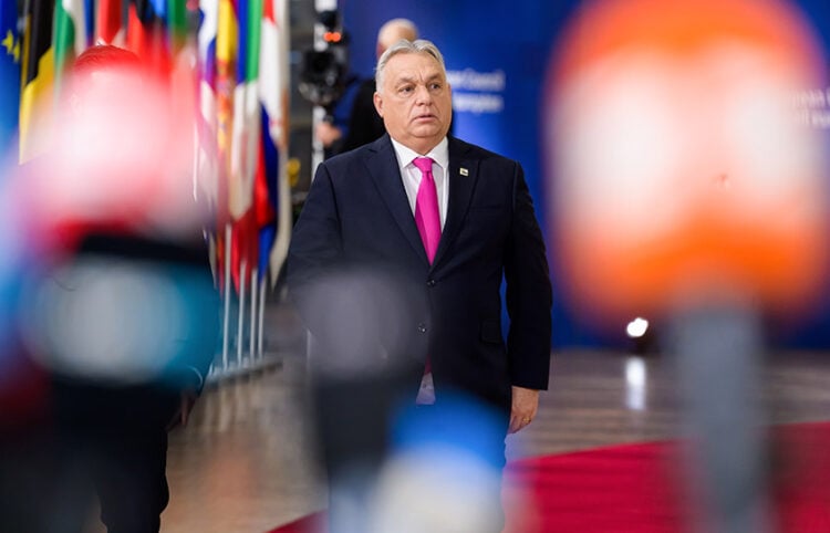 Ο πρωθυπουργός της Ουγγαρίας Βίκτορ Όρμπαν κάνει δηλώσεις σε δημοσιογράφους κατά την άφιξή του στη Σύνοδο Κορυφής του Δεκεμβρίου του 2025 (φωτ.: European Union)