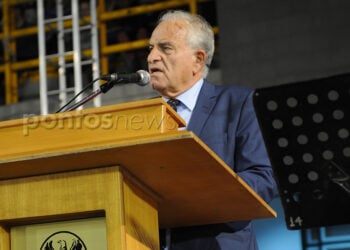 Ο Γ. Παρχαρίδης στο βήμα του 12ου Φεστιβάλ Ποντιακών Χορών της ΠΟΕ, το 2016 στην Ξάνθη (φωτ.: Φίλιππος Φασούλας)