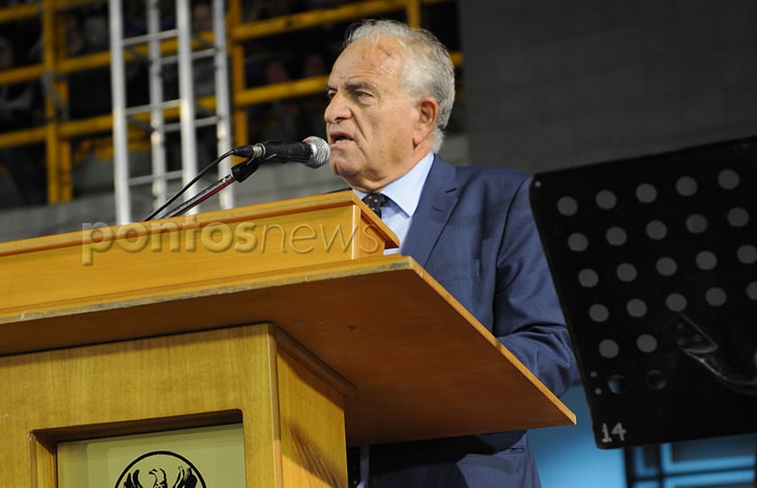 Ο Γ. Παρχαρίδης στο βήμα του 12ου Φεστιβάλ Ποντιακών Χορών της ΠΟΕ, το 2016 στην Ξάνθη (φωτ.: Φίλιππος Φασούλας)