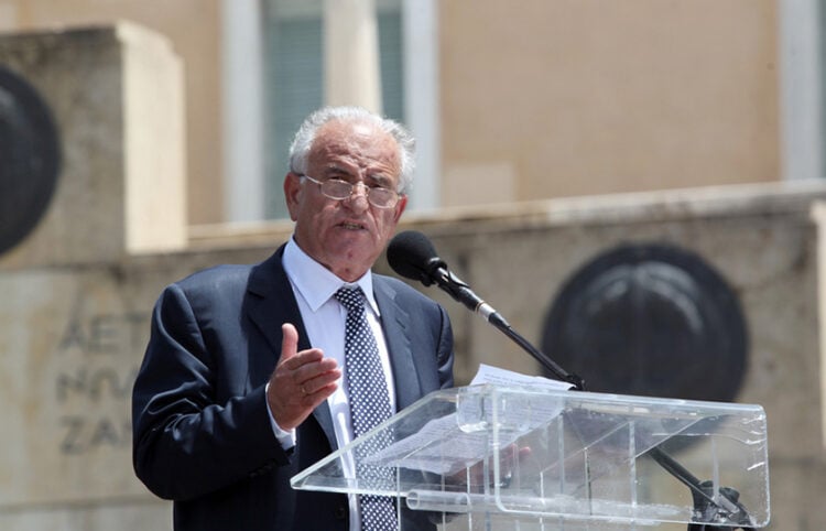 Ο Γιώργος Παρχαρίδης μιλά μπροστά από το Μνημείο του Άγνωστου Στρατιώτη με την ιδιότητα του προέδρου της ΠΟΕ στην επέτειο της γενοκτονίας των Ποντίων, την Κυριακή 19 Μαΐου 2013 (φωτ.: ΑΠΕ-ΜΠΕ/Παντελής Σαΐτας)