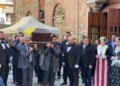 Το φέρετρο με τη σορό του Γιώργου Παρχαρίδη, μετά το τέλος της νεκρώσιμης ακολουθίας. Σάββατο 7 Φεβρουαρίου 2026 (πηγή: LiveΜedia)