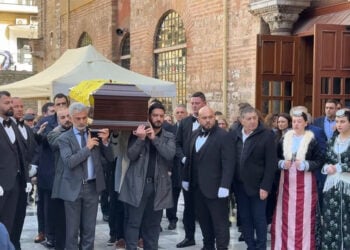 Το φέρετρο με τη σορό του Γιώργου Παρχαρίδη, μετά το τέλος της νεκρώσιμης ακολουθίας. Σάββατο 7 Φεβρουαρίου 2026 (πηγή: LiveΜedia)