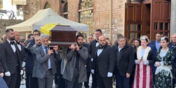 Το φέρετρο με τη σορό του Γιώργου Παρχαρίδη, μετά το τέλος της νεκρώσιμης ακολουθίας. Σάββατο 7 Φεβρουαρίου 2026 (πηγή: LiveΜedia)