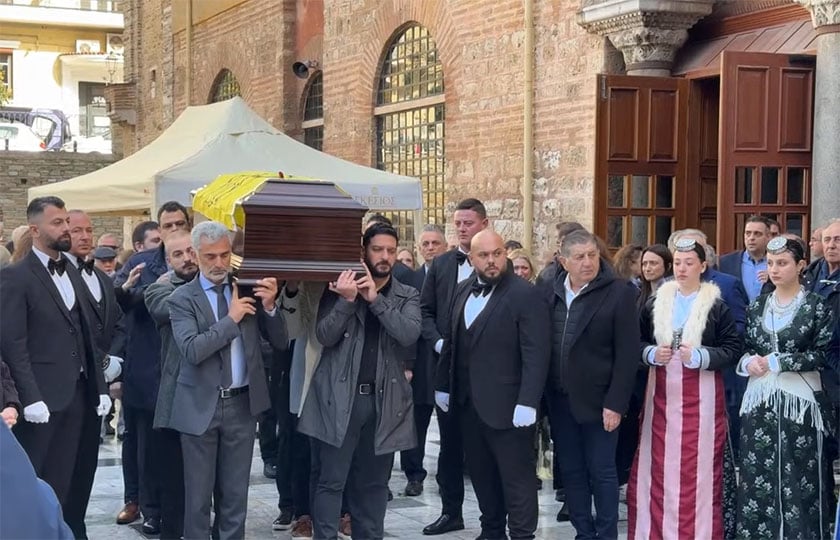 Το φέρετρο με τη σορό του Γιώργου Παρχαρίδη, μετά το τέλος της νεκρώσιμης ακολουθίας. Σάββατο 7 Φεβρουαρίου 2026 (πηγή: LiveΜedia)