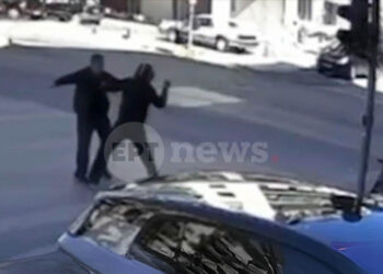 Στιγμιότυπο από το βίντεο που δείχνει τη συμπλοκή των δύο οδηγών στα Πατήσια (πηγή: ΕΡΤ)