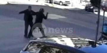 Στιγμιότυπο από το βίντεο που δείχνει τη συμπλοκή των δύο οδηγών στα Πατήσια (πηγή: ΕΡΤ)