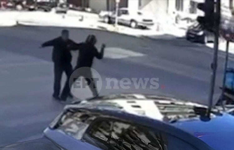 Στιγμιότυπο από το βίντεο που δείχνει τη συμπλοκή των δύο οδηγών στα Πατήσια (πηγή: ΕΡΤ)