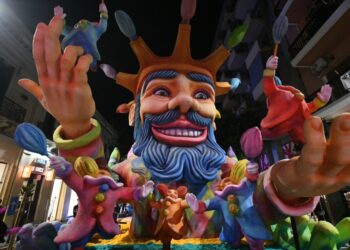 Στιγμιότυπο από τη χθεσινοβραδινή παρέλαση των αρμάτων (φωτ.: Δήμος Πατρέων)