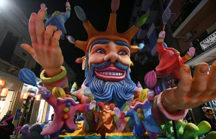 Στιγμιότυπο από τη χθεσινοβραδινή παρέλαση των αρμάτων (φωτ.: Δήμος Πατρέων)