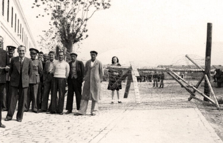 Η «πύλη» εισόδου στο στρατόπεδο «Παύλου Μελά» (πηγή: kzpavlosmelas.hist.auth.gr)