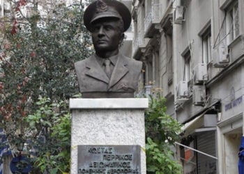 Η προτομή του Κώστα Περρίκου στη συμβολή της Πατησίων με τη Γλάδστωνος (πηγή: Πανελλήνιος Σύλλογος Οικογενειών Πεσόντων Αεροπόρων)
