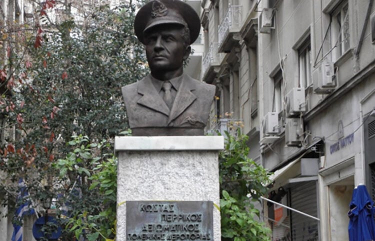 Η προτομή του Κώστα Περρίκου στη συμβολή της Πατησίων με τη Γλάδστωνος (πηγή: Πανελλήνιος Σύλλογος Οικογενειών Πεσόντων Αεροπόρων)
