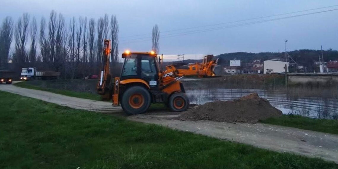 Μηχανήματα έργου δημιουργούν αναχώματα για την προστασία των Λαβάρων, Δευτέρα 23 Φεβρουαρίου 2026 (φωτ.: Facebook / Δήμος Σουφλίου)
