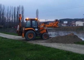 Μηχανήματα έργου δημιουργούν αναχώματα για την προστασία των Λαβάρων, Δευτέρα 23 Φεβρουαρίου 2026 (φωτ.: Facebook / Δήμος Σουφλίου)