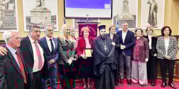 Αναμνηστική φωτογραφία για τα Πολυκάρπεια 2026 Παναγιώτης Σπυρόπουλος και Δουκαίνη Ζαπριάνου (φωτ.: Facebook / Αδελφότητα Μικρασιατών Ν. Σερρών «Ο Άγιος Πολύκαρπος»)