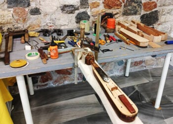 Στο εργαστήρι κατασκευής ποντιακής λύρας, της Ένωσης Ποντίων Γλυφάδας «Η Ρωμανία» (φωτ.: Αρχείο Κ. Νικολαΐδη)