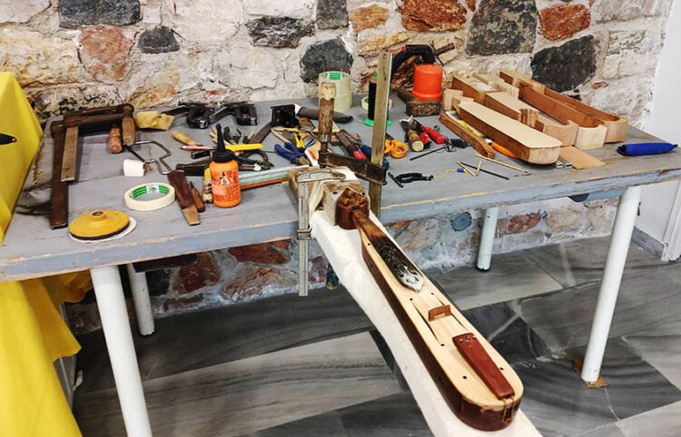 Στο εργαστήρι κατασκευής ποντιακής λύρας, της Ένωσης Ποντίων Γλυφάδας «Η Ρωμανία» (φωτ.: Αρχείο Κ. Νικολαΐδη)