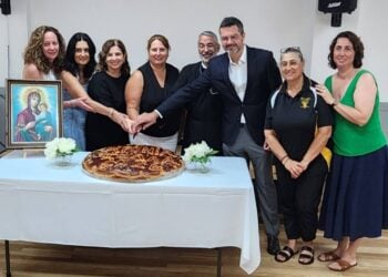 Συνολική... προσπάθεια για το κόψιμο της βασιλόπιτας του «Ποντοξενιτέα» (φωτ.: facebook/Pontoxeniteas NSW)