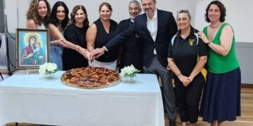 Συνολική... προσπάθεια για το κόψιμο της βασιλόπιτας του «Ποντοξενιτέα» (φωτ.: facebook/Pontoxeniteas NSW)