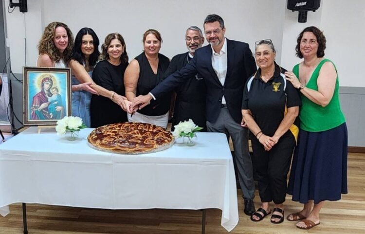 Συνολική... προσπάθεια για το κόψιμο της βασιλόπιτας του «Ποντοξενιτέα» (φωτ.: facebook/Pontoxeniteas NSW)