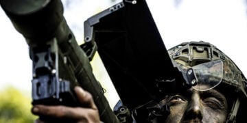 Στρατιώτης με φορητό πυραυλικό αμυντικό σύστημα 
(φωτ.: EPA / Rob Engelaar)