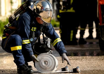Πυροσβέστες και μέλη σωστικών δυνάμεων διαφόρων υπηρεσιών στην άσκηση «ΣΕΙΣΙΧΘΩΝ 2026» (φωτ.: ΑΠΕ-ΜΠΕ / Βασίλης Ψωμάς)