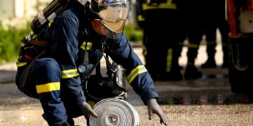 Πυροσβέστες και μέλη σωστικών δυνάμεων διαφόρων υπηρεσιών στην άσκηση «ΣΕΙΣΙΧΘΩΝ 2026» (φωτ.: ΑΠΕ-ΜΠΕ / Βασίλης Ψωμάς)
