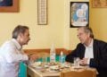 Ο Κυριάκος Μητσοτάκης στο ίδιο τραπέζι με τον Αντώνη Σαμαρά, στη Μεσσηνία. Παρασκευή 21 Απριλίου 2023 (φωτ.: Γραφείο Τύπου Πρωθυπουργού / Δημήτρης Παπαμήτσος)