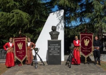 Στιγμιότυπο από παλιότερο μνημόσυνο στον ανδριάντα του Ευκλείδη Κουρτίδη, του παλικαριού της Σάντας (φωτ.: facebook/Basil Sakellarides)