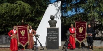 Στιγμιότυπο από παλιότερο μνημόσυνο στον ανδριάντα του Ευκλείδη Κουρτίδη, του παλικαριού της Σάντας (φωτ.: facebook/Basil Sakellarides)