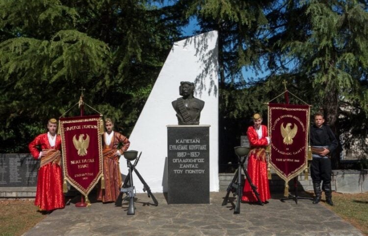 Στιγμιότυπο από παλιότερο μνημόσυνο στον ανδριάντα του Ευκλείδη Κουρτίδη, του παλικαριού της Σάντας (φωτ.: facebook/Basil Sakellarides)