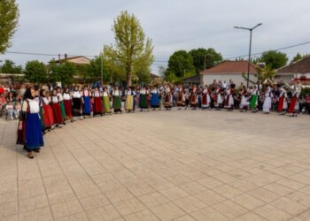 Στιγμιότυπο από την αναβίωση του χορευτικού εθίμου στην Κρανιά (φωτ.: ΑΠΕ-ΜΠΕ)