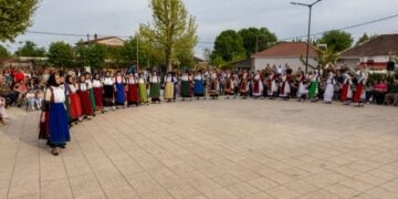 Στιγμιότυπο από την αναβίωση του χορευτικού εθίμου στην Κρανιά (φωτ.: ΑΠΕ-ΜΠΕ)