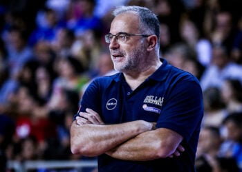 Ο Θανάσης Σκουρτόπουλος στον πάγκο της Εθνικής ομάδας μπάσκετ, το 2019 (φωτ.: EUROKINISSI / Στέφανος Ραπάνης)