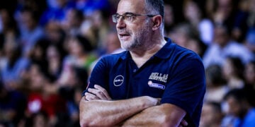 Ο Θανάσης Σκουρτόπουλος στον πάγκο της Εθνικής ομάδας μπάσκετ, το 2019 (φωτ.: EUROKINISSI / Στέφανος Ραπάνης)