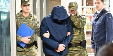 Ο σμήναρχος εξέρχεται από το αεροδικείο μετά τη μαραθώνια απολογία του (φωτ.: EUROKINISSI/Μιχάλης Καραγιάννης)