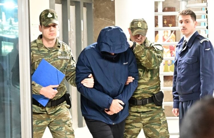 Ο σμήναρχος εξέρχεται από το αεροδικείο μετά τη μαραθώνια απολογία του (φωτ.: EUROKINISSI/Μιχάλης Καραγιάννης)