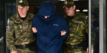 Στιγμιότυπο από την προσαγωγή του 54χρονου σμηνάρχου στο Αεροδικείο (φωτ.: EUROKINISSI/Τατιάνα Μπόλαρη)