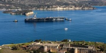 Το αμερικανικό αεροπλανοφόρο USS Gerald-R. Ford ενώ αποχωρεί από τη ναυτική βάση της Σούδας (φωτ.: EUROKINISSI/Στέφανος Ραπάνης)