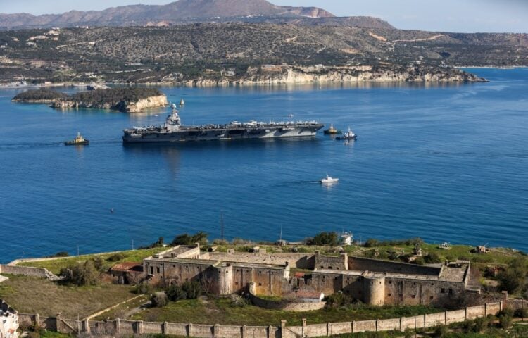 Το αμερικανικό αεροπλανοφόρο USS Gerald-R. Ford ενώ αποχωρεί από τη ναυτική βάση της Σούδας (φωτ.: EUROKINISSI/Στέφανος Ραπάνης)