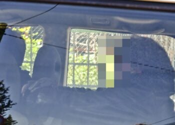 Ο συλληφθείς μάνατζερ μέσα στο περιπολικό (φωτ.: EUROKINISSI/Τατιάνα Μπόλαρη)