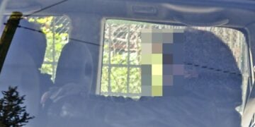 Ο συλληφθείς μάνατζερ μέσα στο περιπολικό (φωτ.: EUROKINISSI/Τατιάνα Μπόλαρη)