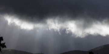 Σύννεφα στον ουρανό της Αθήνας (φωτ.: EUROKINISSI / Γιώργος Κονταρίνης